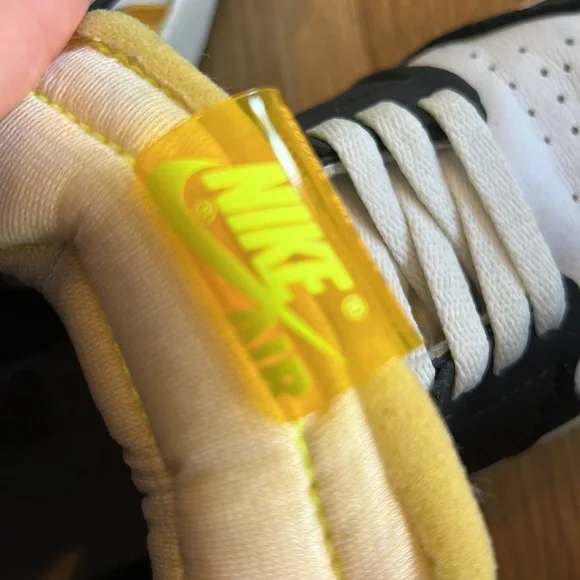 Nike Jordan 😍 1’s OG volt gold